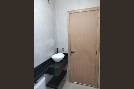Casa à venda com 81m², 3 quartos e 2 vagas Casa à venda com 81m², 3 quartos e 2 vagasBanheiro