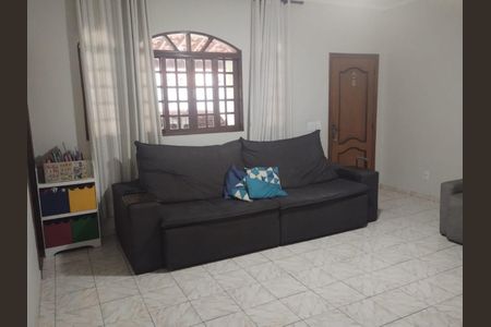 Casa à venda com 180m², 3 quartos e 3 vagas Casa à venda com 180m², 3 quartos e 3 vagasSala