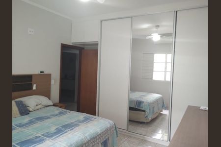 Casa à venda com 180m², 3 quartos e 3 vagas Casa à venda com 180m², 3 quartos e 3 vagasQuarto