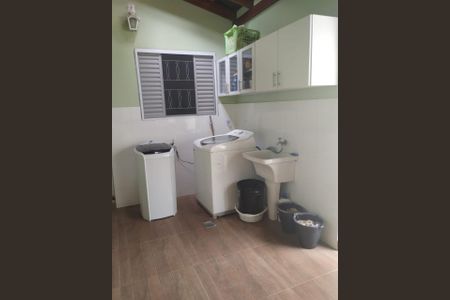 Casa à venda com 180m², 3 quartos e 3 vagas Casa à venda com 180m², 3 quartos e 3 vagasLavanderia
