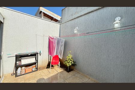 Casa à venda com 181m², 3 quartos e 4 vagas Casa à venda com 181m², 3 quartos e 4 vagasÁrea comum