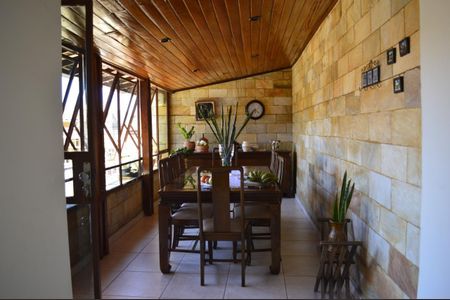 Casa à venda com 233m², 3 quartos e 1 vaga