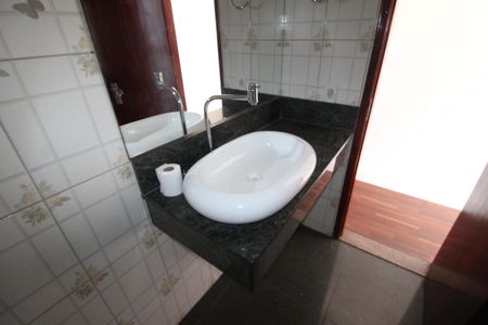 Casa à venda com 170m², 3 quartos e 3 vagasBanheiro