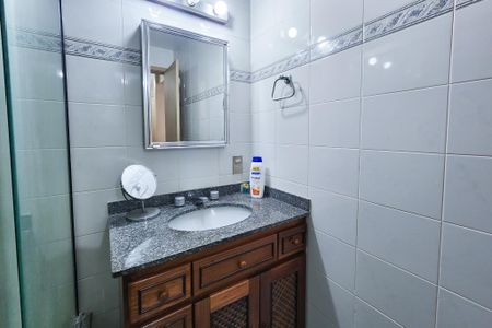 Apartamento à venda com 105m², 2 quartos e 1 vaga Apartamento à venda com 105m², 2 quartos e 1 vagaBanheiro da suite