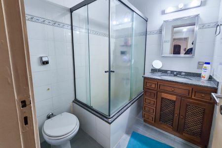 Apartamento à venda com 105m², 2 quartos e 1 vaga Apartamento à venda com 105m², 2 quartos e 1 vagaBanheiro da suite