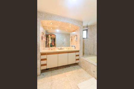 Apartamento à venda com 273m², 4 quartos e 3 vagasBanheiro da Suíte 1