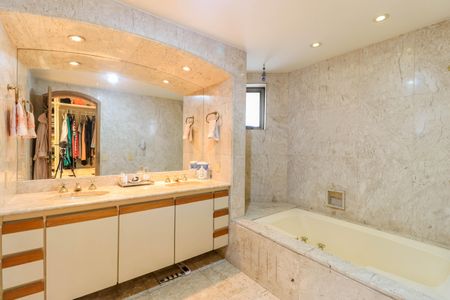 Apartamento à venda com 273m², 4 quartos e 3 vagasBanheiro da Suíte 1