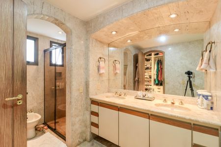 Apartamento à venda com 273m², 4 quartos e 3 vagasBanheiro da Suíte 1