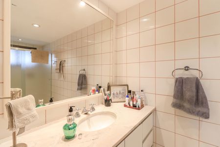 Apartamento à venda com 273m², 4 quartos e 3 vagasBanheiro da Suíte 2