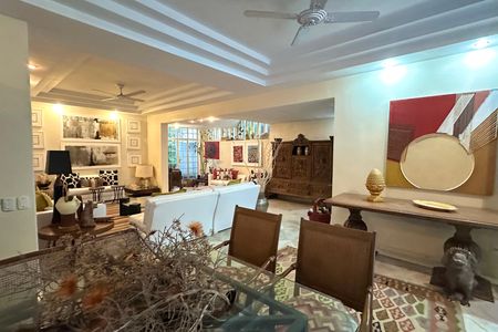 Casa à venda com 600m², 6 quartos e 2 vagas Casa à venda com 600m², 6 quartos e 2 vagasSala