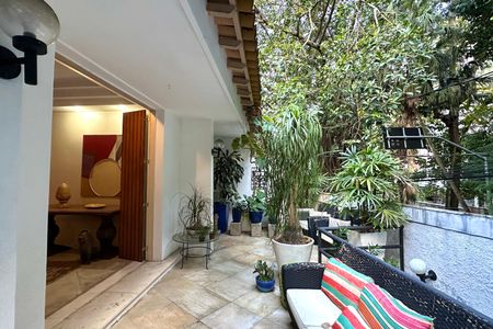 Casa à venda com 600m², 6 quartos e 2 vagas Casa à venda com 600m², 6 quartos e 2 vagasSala