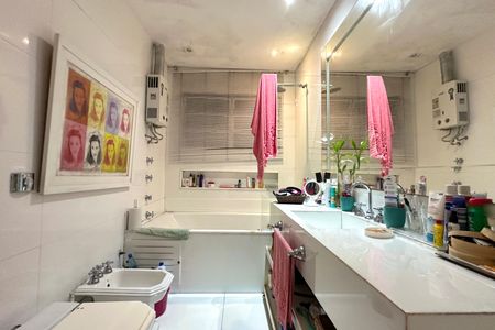 Casa à venda com 600m², 6 quartos e 2 vagas Casa à venda com 600m², 6 quartos e 2 vagasBanheiro Suíte
