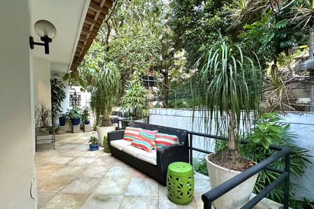 Casa à venda com 600m², 6 quartos e 2 vagas Casa à venda com 600m², 6 quartos e 2 vagasSala