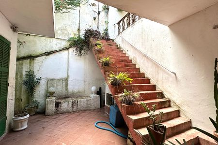 Casa à venda com 600m², 6 quartos e 2 vagas Casa à venda com 600m², 6 quartos e 2 vagasEscada
