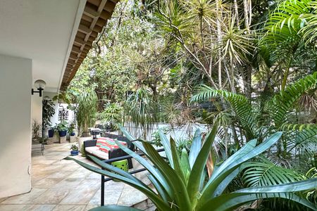 Casa à venda com 600m², 6 quartos e 2 vagas Casa à venda com 600m², 6 quartos e 2 vagasSala