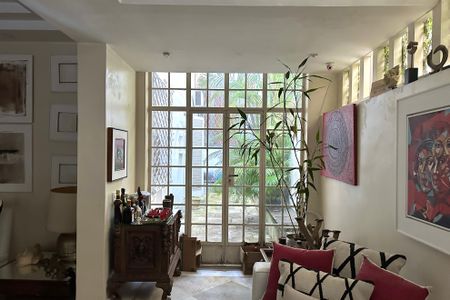 Casa à venda com 600m², 6 quartos e 2 vagas Casa à venda com 600m², 6 quartos e 2 vagasSala