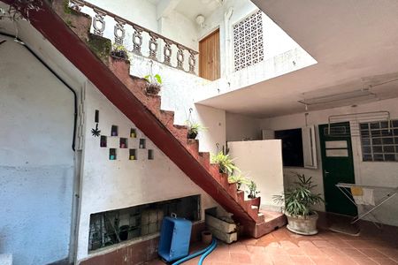 Casa à venda com 600m², 6 quartos e 2 vagas Casa à venda com 600m², 6 quartos e 2 vagasEscada