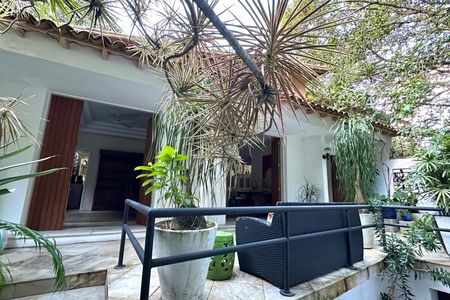 Casa à venda com 600m², 6 quartos e 2 vagas Casa à venda com 600m², 6 quartos e 2 vagasFachada