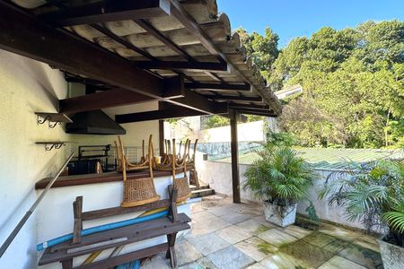 Casa à venda com 600m², 6 quartos e 2 vagas Casa à venda com 600m², 6 quartos e 2 vagasChurrasqueira