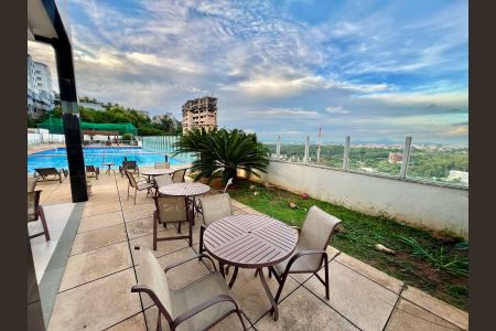 Apartamento à venda com 120m², 4 quartos e 3 vagas Apartamento à venda com 120m², 4 quartos e 3 vagasÁrea comum - Piscina