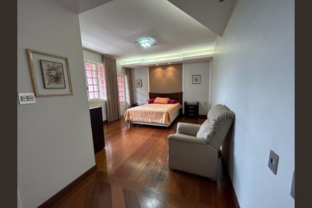 Casa à venda com 337m², 4 quartos e 4 vagas