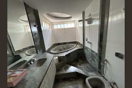 Casa à venda com 337m², 4 quartos e 4 vagas