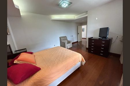 Casa à venda com 337m², 4 quartos e 4 vagas