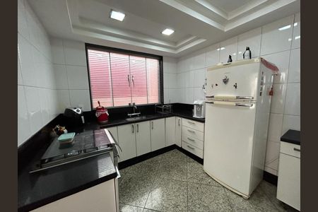 Casa à venda com 337m², 4 quartos e 4 vagas