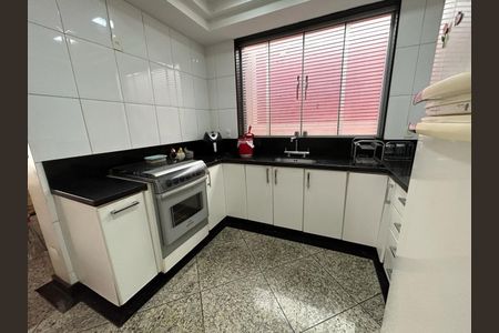 Casa à venda com 337m², 4 quartos e 4 vagas