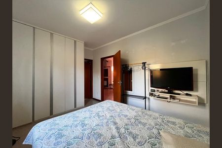 Casa à venda com 235m², 3 quartos e 4 vagasSuíte 1