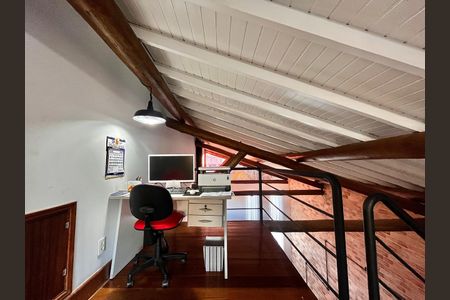 Casa à venda com 235m², 3 quartos e 4 vagasEscritório