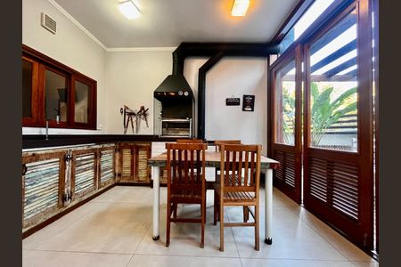 Casa à venda com 235m², 3 quartos e 4 vagasChurrasqueira