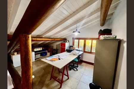 Casa à venda com 235m², 3 quartos e 4 vagasEscritório