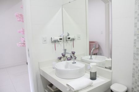 Casa à venda com 249m², 4 quartos e 4 vagasBanheiro