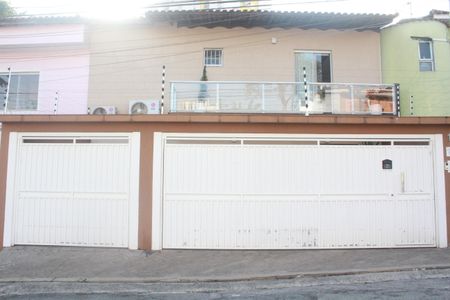 Casa à venda com 249m², 4 quartos e 4 vagasFachada