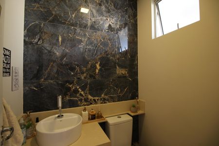 Casa de condomínio à venda com 142m², 4 quartos e 2 vagasLavabo