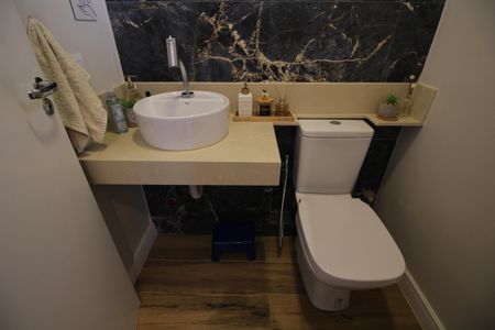 Casa de condomínio à venda com 142m², 4 quartos e 2 vagasLavabo