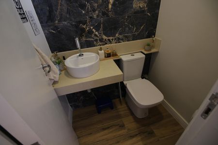 Casa de condomínio à venda com 142m², 4 quartos e 2 vagasLavabo