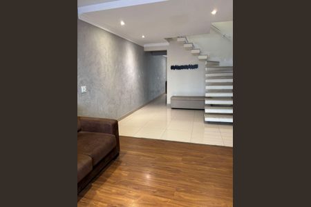 Casa à venda com 240m², 3 quartos e 3 vagas Casa à venda com 240m², 3 quartos e 3 vagasSala