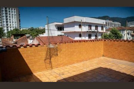 Casa à venda com 242m², 3 quartos e 2 vagas