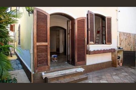 Casa à venda com 242m², 3 quartos e 2 vagas