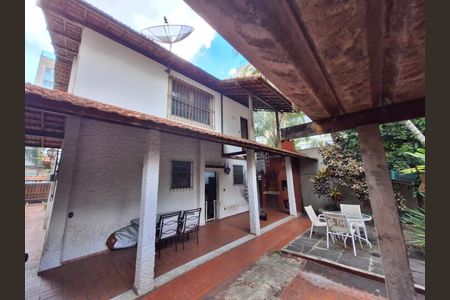 Casa à venda com 306m², 5 quartos e 5 vagas