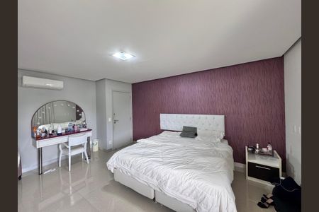 Casa à venda com 612m², 5 quartos e 4 vagasSuíte 2