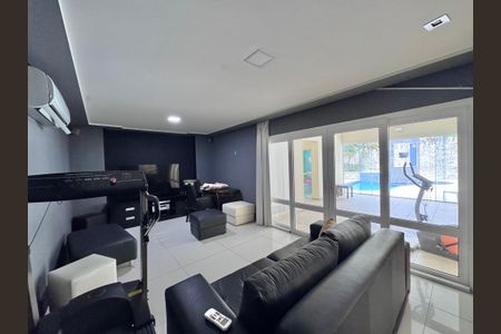 Casa à venda com 612m², 5 quartos e 4 vagasSala de TV