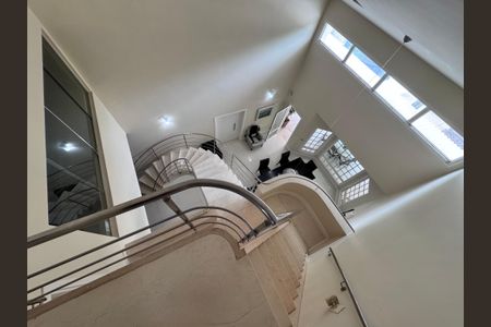 Casa à venda com 612m², 5 quartos e 4 vagasEscadas