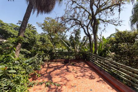 Casa à venda com 350m², 3 quartos e 3 vagas Casa à venda com 350m², 3 quartos e 3 vagasTerraço