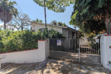 Casa à venda com 350m², 3 quartos e 3 vagas Casa à venda com 350m², 3 quartos e 3 vagasFachada