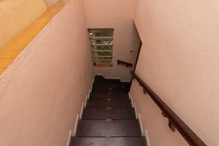 Casa à venda com 350m², 3 quartos e 3 vagas Casa à venda com 350m², 3 quartos e 3 vagasEscada