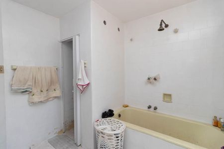 Casa à venda com 350m², 3 quartos e 3 vagas Casa à venda com 350m², 3 quartos e 3 vagasBanheiro Social