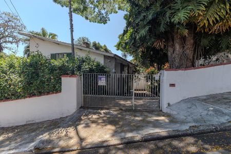 Casa à venda com 350m², 3 quartos e 3 vagas Casa à venda com 350m², 3 quartos e 3 vagasFachada